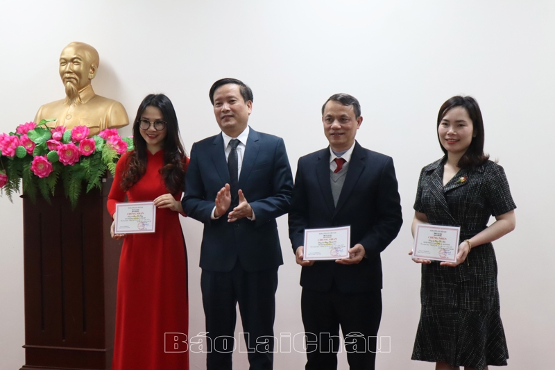 Đồng chí Lê Đức Dục - Ủy viên Ban Thường vụ, Trưởng Ban Tuyên giáo Tỉnh ủy trao chứng nhận cho các cá nhân đạt danh hiệu chiến sỹ thi đua cấp cơ sở năm 2021.